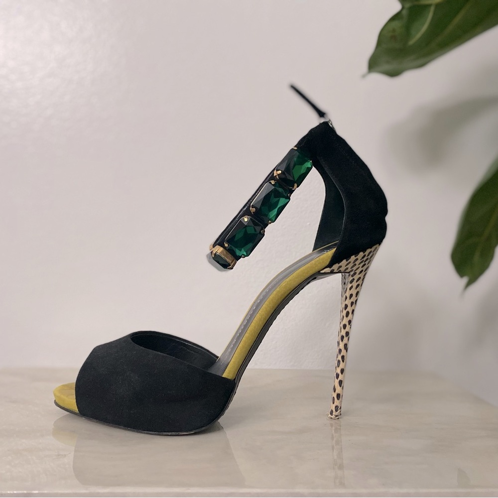 Sexy Giuseppe Zanotti Deign heels. Emerald green jeweled ankle strap. Size 40.
